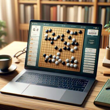 木製のデスク上のノートパソコンに、オンライン囲碁ゲームのデジタルインターフェースが明るく暖かいトーンで表示されている。画面には正確な囲碁盤の線と黒石・白石が配置され、プレイヤー名やタイマー、移動インジケーターが含まれている。デスクには緑茶のカップと眼鏡が置かれ、背景には温かい光に照らされた植物と本棚があり、居心地の良い雰囲気を演出している。